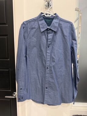 Perry Ellis Men's Light Blue Long-Sleeve Button-Down Shirt